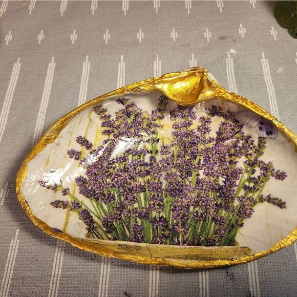 DECOUPAGE CLAM SHELL DECOUPAGE LAVENDER FLOWERS ON A CLAM SHELL TRINKET DISH - Picture 4 of 10